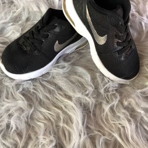Boys toddler black Nike’s.